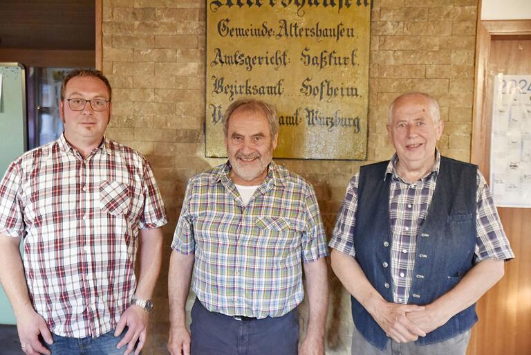 Rudi Eller (rechts) und Erwin Pfeil (Mitte) waren die Motoren der Biomasse-Heizanlage und Dorferneuerung in Altershausen. Nach über 30 Jahren ist für beide nun Schluss. In der Gesellschafterversammlung der Biomasse-Heizanlage wurden sie von Stadtrat und Ortssprecher Timo Barthelmes verabschiedet. Rudi Eller (rechts) und Erwin Pfeil (Mitte) waren die Motoren der Biomasse-Heizanlage und Dorferneuerung in Altershausen. Nach über 30 Jahren ist für beide nun Schluss. In der Gesellschafterversammlung der Biomasse-Heizanlage wurden sie von Stadtrat und Ortssprecher Timo Barthelmes verabschiedet.