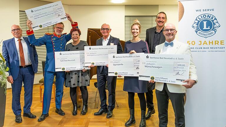 Georg Straub (Schatzmeister Lions Club Bad Neustadt) und Dominik Wukowojac (Präsident, Zweiter von rechts) überreichten am Festabend Spenden-Schecks an Roman Riedel, Romy Straub, Stephan Ullmer-Kadierka, Julia Gass und Claus Engelbrecht. Georg Straub (Schatzmeister Lions Club Bad Neustadt) und Dominik Wukowojac (Präsident, Zweiter von rechts) überreichten am Festabend Spenden-Schecks an Roman Riedel, Romy Straub, Stephan Ullmer-Kadierka, Julia Gass und Claus Engelbrecht.