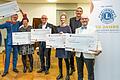 Georg Straub (Schatzmeister Lions Club Bad Neustadt) und Dominik Wukowojac (Präsident, Zweiter von rechts) überreichten am Festabend Spenden-Schecks an Roman Riedel, Romy Straub, Stephan Ullmer-Kadierka, Julia Gass und Claus Engelbrecht.
