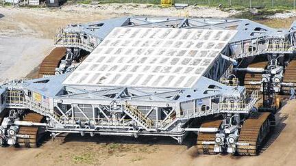 Gigantischer Koloss: Bei diesem Schwertransporter auf dem Weltraum-Bahnhof in Florida halten Hunger-Zylinder die Plattform in der Waage. Gigantischer Koloss: Bei diesem Schwertransporter auf dem Weltraum-Bahnhof in Florida halten Hunger-Zylinder die Plattform in der Waage.