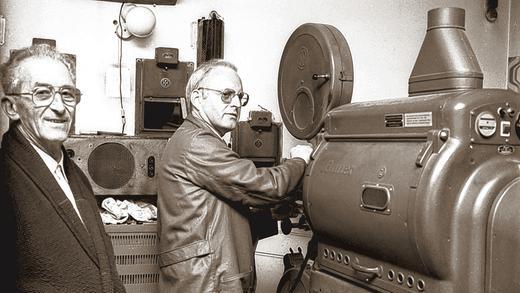 Im Vorführraum: Louis Flamme (links) hatte das Kino von 1956 bis 1993. Sein Nachfolger ist Wilfried Dunst. Das Foto entstand bei der Betriebsübergabe. Im Vorführraum: Louis Flamme (links) hatte das Kino von 1956 bis 1993. Sein Nachfolger ist Wilfried Dunst. Das Foto entstand bei der Betriebsübergabe.