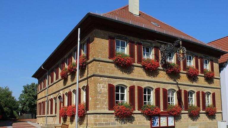 In den ehemaligen Wirtstuben des Bürgerhauses Schwebheim wurde bereits 2017 ein Mehrgenerationenhaus eröffnet, in dem zum Beispiel das Projekt 'Geschichten die das Leben schrieb' umgesetzt wurden. Auch so ein Mehrgenerationenhaus hebt die Lebensqualität, kann Teil eines Zukunftsdorfes sein. In den ehemaligen Wirtstuben des Bürgerhauses Schwebheim wurde bereits 2017 ein Mehrgenerationenhaus eröffnet, in dem zum Beispiel das Projekt 'Geschichten die das Leben schrieb' umgesetzt wurden. Auch so ein Mehrgenerationenhaus hebt die Lebensqualität, kann Teil eines Zukunftsdorfes sein. 