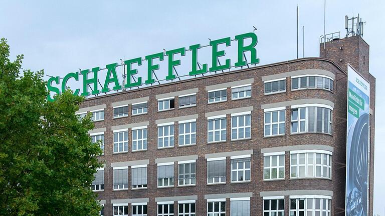 Der Name Schaeffler steht in großen Buchstaben auf einem Firmengebäude. Der Name Schaeffler steht in großen Buchstaben auf einem Firmengebäude.