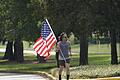 Ein Mann joggt mit einer Nationalflagge der Vereinigten Staaten eine Straße in Houston (Texas) entlang. Am 4. Juli feiern US-Amerikaner jedes Jahr ihren Unabhängigkeitstag. Foto: David J. Phillip/AP/dpa       -  Ein Mann joggt mit einer Nationalflagge der Vereinigten Staaten eine Straße in Houston (Texas) entlang. Am 4. Juli feiern US-Amerikaner jedes Jahr ihren Unabhängigkeitstag.