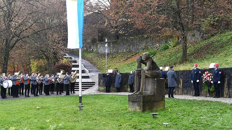 Am Ehren- und Gedenkmal unterhalb der Stadtmauer wurden im stillen Gedenken zahlreiche Kränze ortsansässiger Organisationen und Vereine niedergelegt.