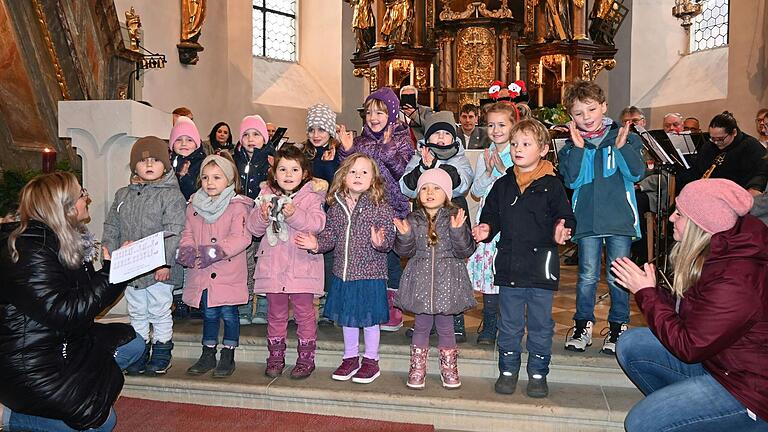 Die Kindergartengruppe beim Auftritt in Schallfeld.&nbsp;