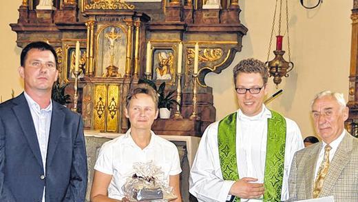 Dankeschön vom Bischof - (rsf) Mit außerordentlichem Engagement und dem persönlichen Opfer von Zeit und Lebenskraft haben Sie die Aufgabe des Kirchenpflegers und Kirchenrechners ausgeübt“. Mit diesen Worten überreichte Pfarrer Eugen Daigeler die Dankurkunde des Bischofs und eine Bronzeplakette mit dem Bild des seligen Liborius Wagner an Edgar Hußlein. Dieser trat aus gesundheitlichen Gründen von seinen Ämtern zurück. Daigeler würdigte besonders die Verdienste Hußleins um die Pfarrei Stadtlauringen, da in dessen langjähriger Amtszeit die Kerlachkapelle und die Pfarrkirche renoviert wurden sowie die Kreuzwegstationen auf dem Weg zur Kerlachkapelle restauriert wurden. Manuela Neubert wird als Kirchenrechnerin und Markus Kohlhepp wird als Kirchenpfleger die Aufgaben Hußleins übernehmen. Im Bild Markus Kohlhepp (von links), Manuela Neubert, Pfarrer Dr. Eugen Daigeler und Edgar Hußlein. Dankeschön vom Bischof - (rsf) Mit außerordentlichem Engagement und dem persönlichen Opfer von Zeit und Lebenskraft haben Sie die Aufgabe des Kirchenpflegers und Kirchenrechners ausgeübt“. Mit diesen Worten überreichte Pfarrer Eugen Daigeler die Dankurkunde des Bischofs und eine Bronzeplakette mit dem Bild des seligen Liborius Wagner an Edgar Hußlein. Dieser trat aus gesundheitlichen Gründen von seinen Ämtern zurück. Daigeler würdigte besonders die Verdienste Hußleins um die Pfarrei Stadtlauringen, da in dessen langjähriger Amtszeit die Kerlachkapelle und die Pfarrkirche renoviert wurden sowie die Kreuzwegstationen auf dem Weg zur Kerlachkapelle restauriert wurden. Manuela Neubert wird als Kirchenrechnerin und Markus Kohlhepp wird als Kirchenpfleger die Aufgaben Hußleins übernehmen. Im Bild Markus Kohlhepp (von links), Manuela Neubert, Pfarrer Dr. Eugen Daigeler und Edgar Hußlein.