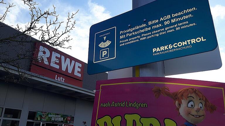 Große Hinweisschilder auch auf dem Rewe-Parkplatz in der Frankfurter Straße.