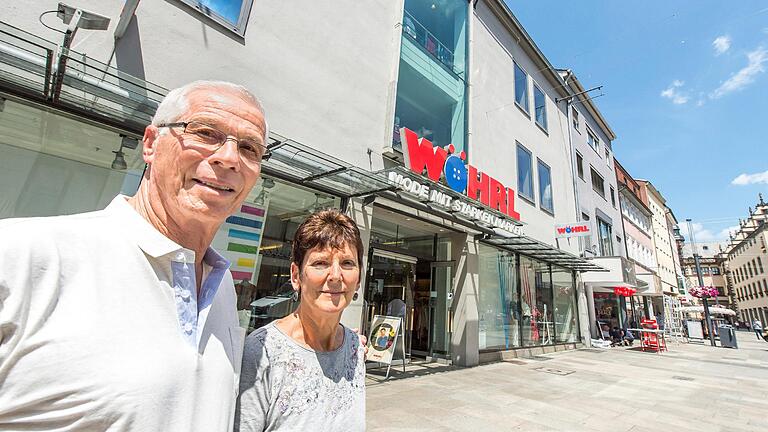 Eytan Tel-Tsur und Ehefrau Sara vor dem Haus in der Spitalstraße 14 in Schweinfurt, in dem einst die Eisenwarenhandlung des Großvaters war. Eytan Tel-Tsur und Ehefrau Sara vor dem Haus in der Spitalstraße 14 in Schweinfurt, in dem einst die Eisenwarenhandlung des Großvaters war.