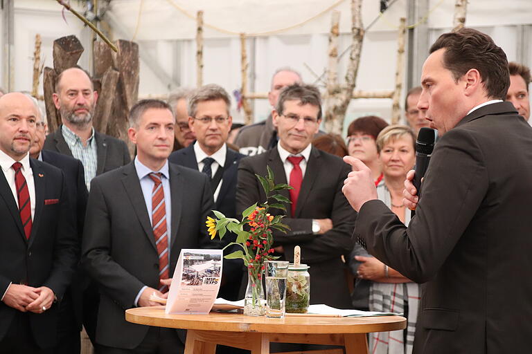 Bürgermeister Mario Paul bei der Eröffnung der MSP-Expo 2018. In vorderster Reihe die regionale Polit-Prominenz mit (von links) dem Bundestagsabgeordneten Alexander Hoffmann, dem Landtagsabgeordneten Thorsten Schwab und Landrat Thomas Schiebel sowie Bezirks-, Kreis- und Stadträtin Bärbel Imhof.&nbsp;&nbsp;