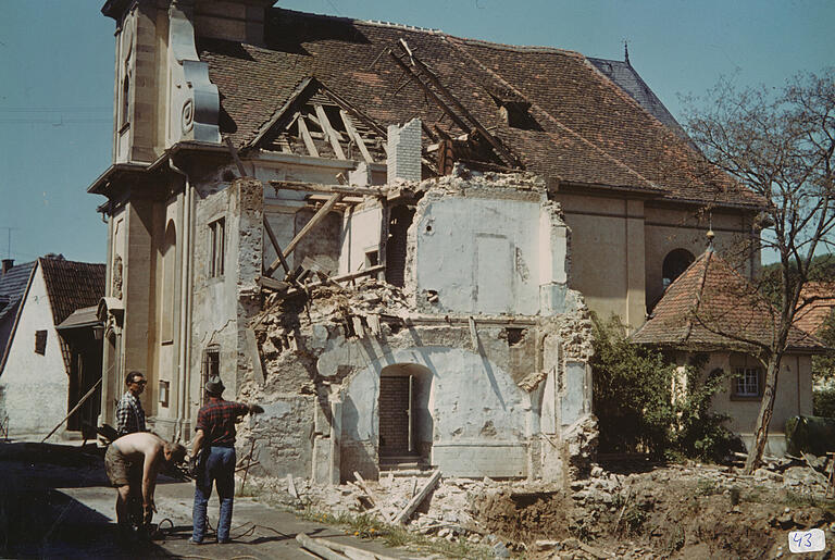 Ab April 1968 wurde das Untere Schloss für den Bau des neuen Pfarrzentrums abgerissen, die barocke Balthasar-Neumann-Kirche blieb erhalten.