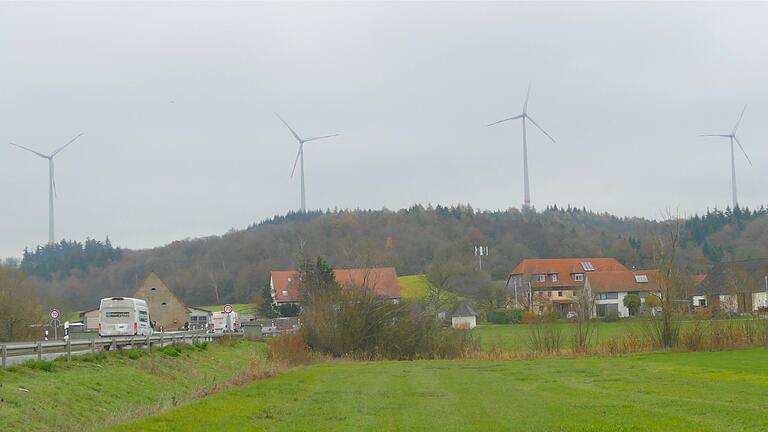 Hinter der Iphöfer Gemarkungsgrenze, auf der Höhe bei Enzlar, stehen schon Windräder. Der Standort könnte in Richtung Birklingen erweitert werden.