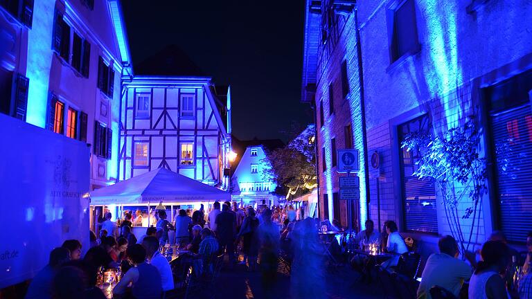 Die Wertheimer Winzer und Gastronomen laden im 'Malerwinkel' der historischen Altstadt von Wertheim zum Weinfest 'Schöpple' ein (Archivbild). Die Wertheimer Winzer und Gastronomen laden im 'Malerwinkel' der historischen Altstadt von Wertheim zum Weinfest 'Schöpple' ein (Archivbild).