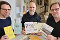 Nicolas Zenzen, Daniel Karch und Ortwin Guhling haben die Schriftleitung für das Vinculum von Armin Rumpel und den Augustinern übernommen (von links). In den Händen halten sie Ausgaben aus mehreren Jahrzehnten. Daniel Karch hält die neueste Ausgab...       -  Nicolas Zenzen, Daniel Karch und Ortwin Guhling haben die Schriftleitung für das Vinculum von Armin Rumpel und den Augustinern übernommen (von links). In den Händen halten sie Ausgaben aus mehreren Jahrzehnten. Daniel Karch hält die neueste Ausgabe als Ausdruck in den Händen.