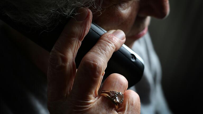 Immer wieder fallen vor allem ältere Menschen auf Schockanrufe herein. In Hofheim ist jetzt ein 71-Jähriger um viel Geld gebracht worden. (Symbolfoto). Immer wieder fallen vor allem ältere Menschen auf Schockanrufe herein. In Hofheim ist jetzt ein 71-Jähriger um viel Geld gebracht worden. (Symbolfoto). 