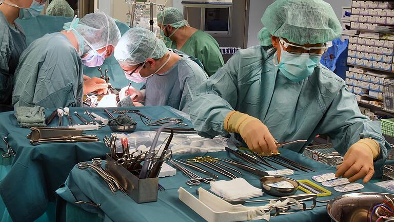 Während einer Operation: Wer entwickelte Techniken, erfand die Methoden und gab den OP-Instrumenten seinen Namen? Das Chirurgenlexikon von Dr. Christoph Weißer weiß es. Während einer Operation: Wer entwickelte Techniken, erfand die Methoden und gab den OP-Instrumenten seinen Namen? Das Chirurgenlexikon von Dr. Christoph Weißer weiß es. 