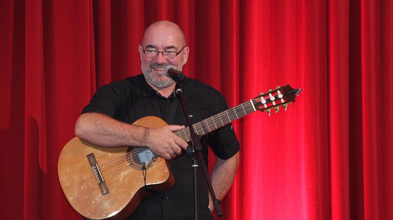Harry Bogner und seine Gitarre können zwar nur ein Lied, aber das hat es in sich: Wenn Heino, Herbert Grönemeyer, Gérard Depardieu und Julio Iglesias &quot;Sag mir wo die Blumen sind…&quot; singen, klingt das jedes Mal aufs Neue gut.