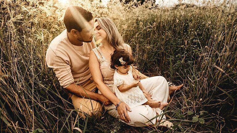 Kinderbetreuung Hochzeit       -  Einige Paare haben bereits ein oder mehrere Kinder, wenn sie sich das Ja-Wort geben. Für die Kinderbetreuung auf der Feier gibt es verschiedene Möglichkeiten.