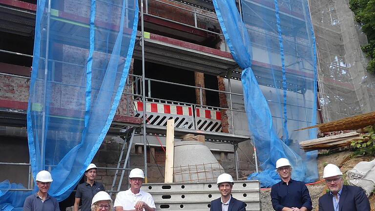 Nachgegraben an einem Stück Ortsgeschichte: Projektleiter Frank Kriebel, Bauleiter André Vorndran, Dagmar Aberle als Geschäftsleiterin der Gemeinde, Architekt Joachim Perleth, Alexander Zeller von der Regierung von Unterfranken sowie Ingenieur Oliver Hüfner griffen am künftigen Bürgerhaus symbolisch zum Spaten, zusammen mit Bürgermeister Willi Warmuth. Nachgegraben an einem Stück Ortsgeschichte: Projektleiter Frank Kriebel, Bauleiter André Vorndran, Dagmar Aberle als Geschäftsleiterin der Gemeinde, Architekt Joachim Perleth, Alexander Zeller von der Regierung von Unterfranken sowie Ingenieur Oliver Hüfner griffen am künftigen Bürgerhaus symbolisch zum Spaten, zusammen mit Bürgermeister Willi Warmuth.