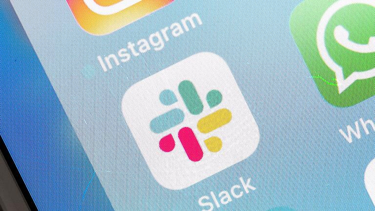 Die Slack-App auf einem Smartphone       -  Wer nicht zahlt, kann seine Dateien und Chats bald nur noch für ein Jahr im kostenlosen Slack-Workspace nutzen.