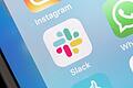 Die Slack-App auf einem Smartphone       -  Wer nicht zahlt, kann seine Dateien und Chats bald nur noch für ein Jahr im kostenlosen Slack-Workspace nutzen.