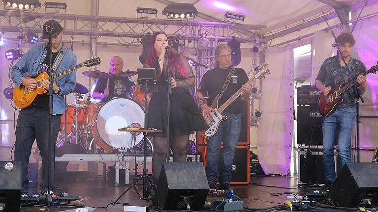 Die Lohrer Band 'Babao Boogie' spielt Musik von 'Led Zeppelin' bis 'Rage against the Machine'. Die Lohrer Band 'Babao Boogie' spielt Musik von 'Led Zeppelin' bis 'Rage against the Machine'.