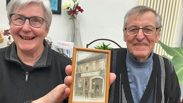 Die Geschwister Rita Östheimer und Rudi Weber zeigen ein Bild der Schlosserei, die ihr Opa einst führte. Die Fischergasse 30 ist heute noch das Domizil von Familie Östheimer-Weber. Die Geschwister Rita Östheimer und Rudi Weber zeigen ein Bild der Schlosserei, die ihr Opa einst führte. Die Fischergasse 30 ist heute noch das Domizil von Familie Östheimer-Weber.