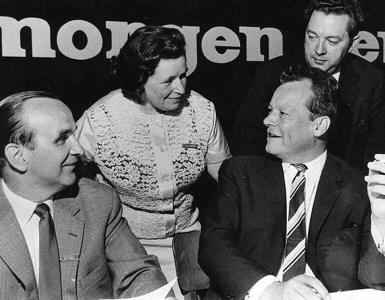 Die Würzburger Ur-Sozialdemokratin Gerda Laufer mit dem Regierenden Bürgermeister von Berlin, Willy Brandt (rechts), im Jahr 1964.