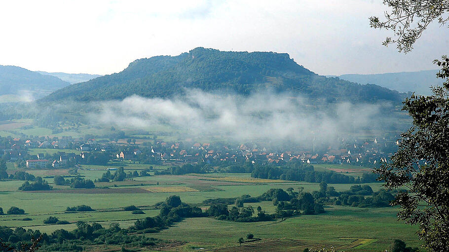 Foto-Location: Walberla in der Fränkischen Schweiz       -  Braut und Bräutigam lieben Wald und Berge? Dann ist das Walberla in der Fränkischen Schweiz der ideale Ort für die Hochzeitsfotos.