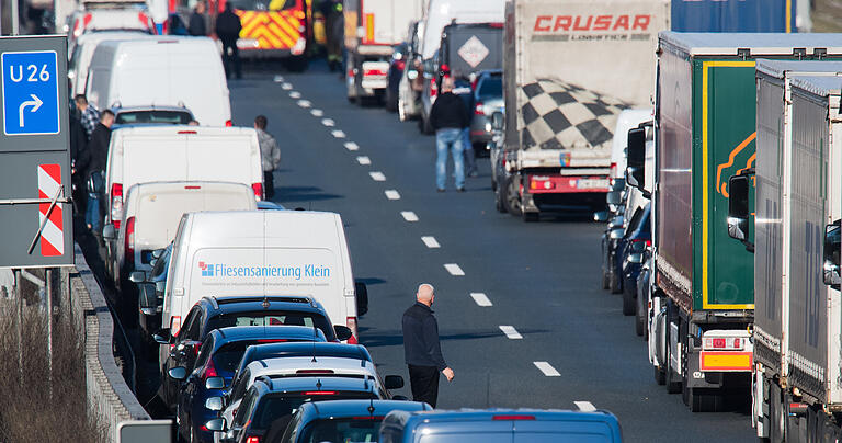 Eine Rettungsgasse bilden – so wie hier gelingt das nicht immer. Vergangenen Donnerstag saßen die Kitzinger und Stadtschwarzacher Feuerwehr wieder einmal 'in der Falle'.