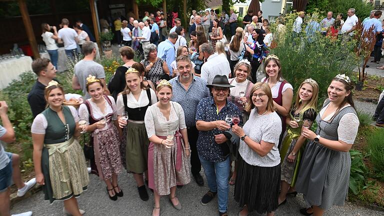 Ehrenamtlichen und Förderern war der zweite&nbsp; Premierenempfang bei den Röttinger Frankenfestspielen gewidmet. Im Bild (Mitte von links) die Röttinger Weinprinzessin Anne Düll, unterstützt von Kolleginnen aus Franken und Württemberg, Intendant Lars Wernecke, Bürgermeister Hermann Fernando Gabel und stellvertretende Landrätin Karen Heußner.