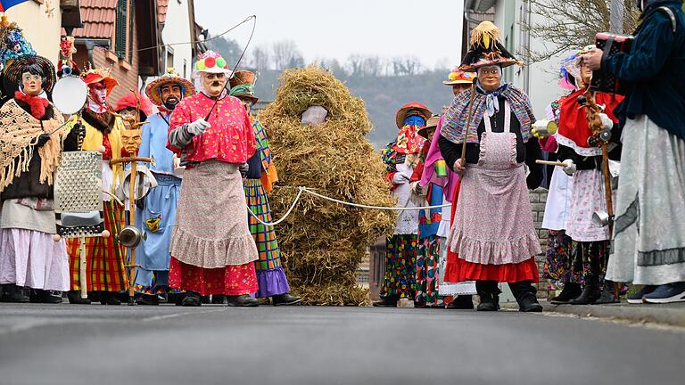 Tierische Tradition: In Zellingen im Landkreis Main-Spessart wird am Fasenachtsmontag der Stroh-Bär durch den Ort getrieben. Eine Gruppe gibt exklusive Einblicke in das aufwendige Prozedere. Tierische Tradition: In Zellingen im Landkreis Main-Spessart wird am Fasenachtsmontag der Stroh-Bär durch den Ort getrieben. Eine Gruppe gibt exklusive Einblicke in das aufwendige Prozedere. 