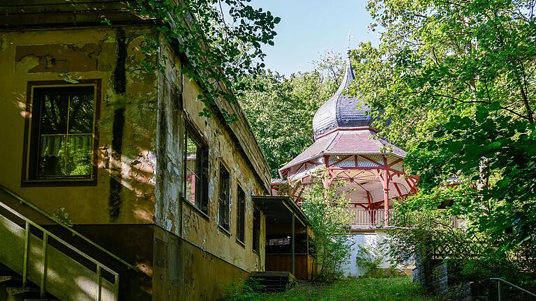 Die drei Pavillons des Volksgartens stehen unter Denkmalschutz, im Gegensatz zu dem Gebäude im Vordergrund. Das ganze Grundstück ist dem Verfall ausgesetzt. Die drei Pavillons des Volksgartens stehen unter Denkmalschutz, im Gegensatz zu dem Gebäude im Vordergrund. Das ganze Grundstück ist dem Verfall ausgesetzt. 