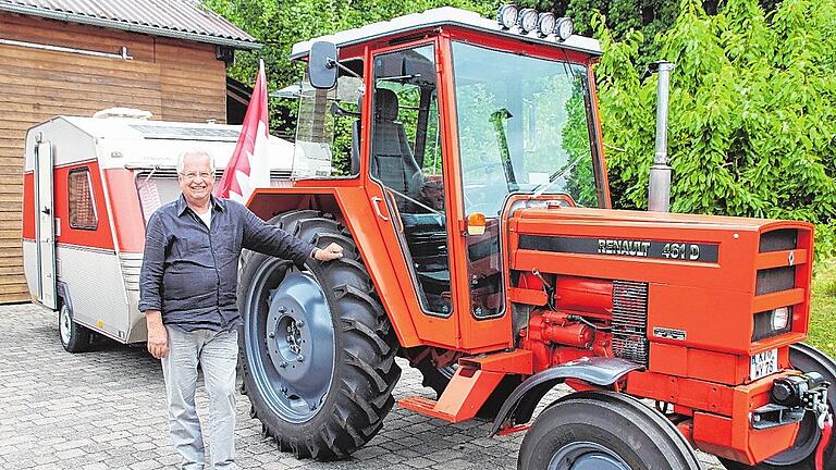 Seinen Traktor hat Bernd Düker mit viel Liebe zum Detail selbst restauriert, hinten ist der Wohnwagen angespannt.