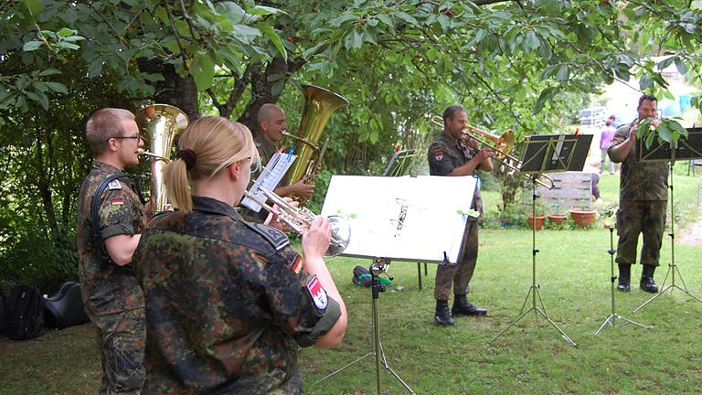 Soldaten des Heeresmusikkorps Veitshöchheim spielten im Wohnheim der Lebenshilfe Hammelburg in der Würzburger Straße