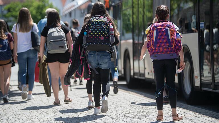 Schülerinnen an einer Bushaltestelle: Rund 80 Prozent der 1,65 Millionen Schüler in Bayern fahren mit dem Bus zur Schule.