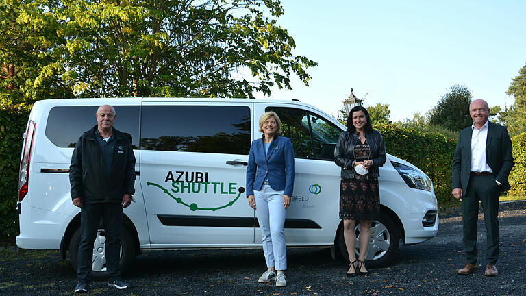 Öffentlicher Besuch oder Parteiveranstaltung: Als Bundeslandwirtschaftministerin Julia Glöckner (Zweite von links) im September zu einer Stippvisite in den Kreis kam, stellte Landrat Thomas Habermann (rechts) den Azubi-Shuttle für eine Fahrt zur Verfügung. Mit im Auto saßen auch Fahrer Klaus Herzog und&nbsp; CSU-Direktkandidatin Dorothee Bär (Beauftragte der Bundesregierung für Digitalisierung).