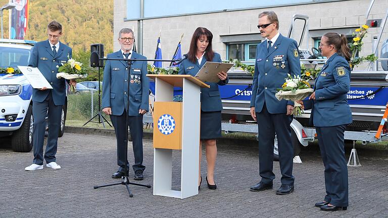 Karin Munzke (Mitte), Leiterin der THW-Regionalstelle Karlstadt, ehrte die Brüder Joachim Nätscher (links von ihr) und Michael Nätscher für jeweils 50 Jahre ehrenamtliches Engagement im THW.