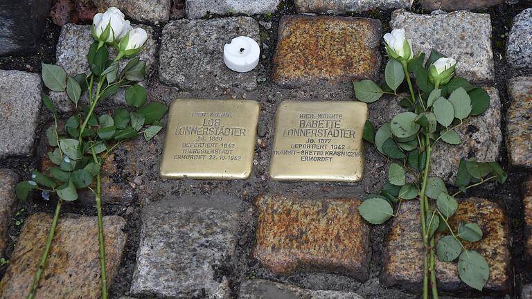 Vor dem Haus Anstaltsgäßchen 2 in Haßfurt erinnern zwei neue Stolpersteine an die Geschwister Babette und Löb Lonnerstädter.