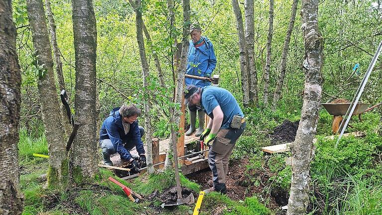 Ehrenamtliche beim Einbau einer Holzspundwand - Ehrenamtliche beim Einbau einer Holzspundwand Ehrenamtliche beim Einbau einer Holzspundwand - Ehrenamtliche beim Einbau einer Holzspundwand