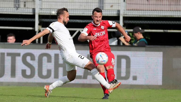 Im Finale der vergangenen Saison mussten sich Kickers-Kapitän Peter Kurzweg (rechts), der aktuell verletzt ist, und sein Team dem Drittligisten Ingolstadt geschlagen geben (im Bild: der ehemalige Kickers-Spieler David Kopacz).