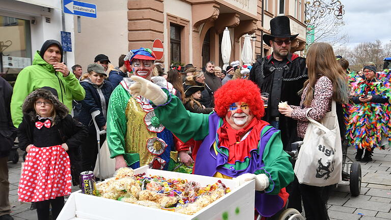 Über 10 000 Schaulustige wollten sich den größten Faschingszug im Landkreis nicht entgehen lassen, der sich am Faschingssonntag durch die Ochsenfurter Altstadt schlängelte.