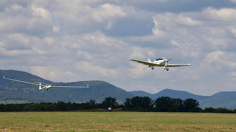 Eine solche Maschine vom Typ DYNAMIC WT 9-UL des tschechischen Herstellers ISS Aviation möchte der Flugsportclub Würzburg am Schenkenturm als Ersatz für seine laute Schleppmaschine kaufen. Kostenpunkt: 160 000 Euro. 80 000 Euro bringt der Verein selber auf, die anderen 80 000 Euro sollen aus Zuschüssen, Spenden und von Sponsoren kommen.