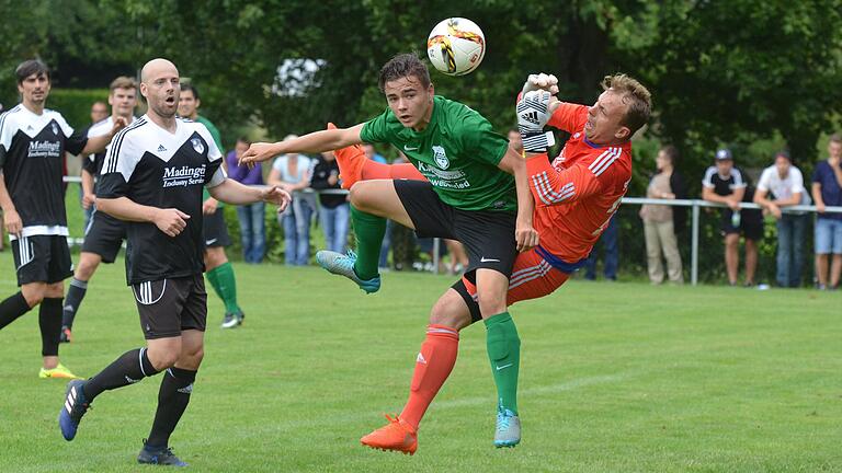 Will wieder für Unruhe im Strafraum sorgen: Marcel Kühlinger (grünes Trikot), der auf diesem Bild aus dem Jahre 2017 dem Euerbacher Keeper Irnes Husic Probleme bereitet. Mirza Mekic (links), der wie Husic noch immer beim SV ist, konnte da nur zuschauen.