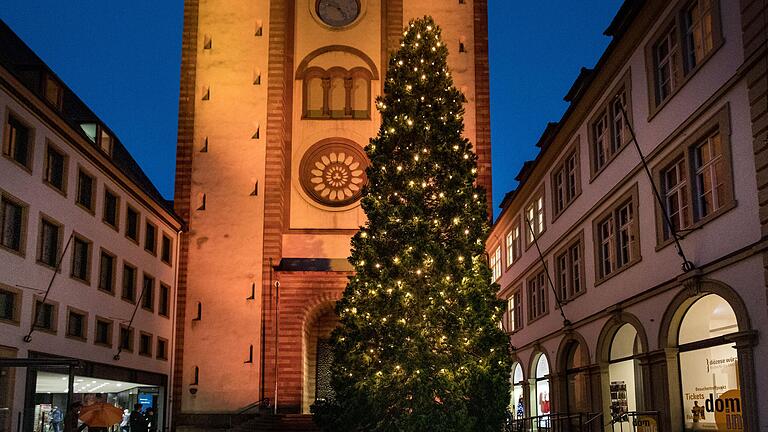 Auch an Heiligabend gilt in Bayern nach 21 Uhr die Ausgangssperre. Nächtliche Christmetten, wie zum Beispiel im Würzburger Dom, sind nicht erlaubt.