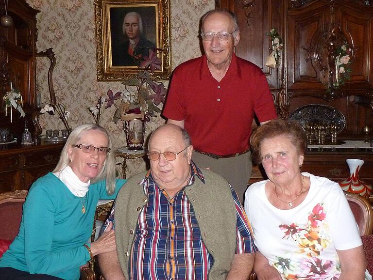 Die Schlossbesitzer Franz und Maria Forster mit Henrik Straub (stehend) und seiner Ehefrau Mariana (links). Henrik ist der Sohn von Lucia Broili und verbrachte seine Jugend im Schloss. Das Bild im Hintergrund zeigt Ferdinand Christoph von Sickingen. Die Schlossbesitzer Franz und Maria Forster mit Henrik Straub (stehend) und seiner Ehefrau Mariana (links). Henrik ist der Sohn von Lucia Broili und verbrachte seine Jugend im Schloss. Das Bild im Hintergrund zeigt Ferdinand Christoph von Sickingen.