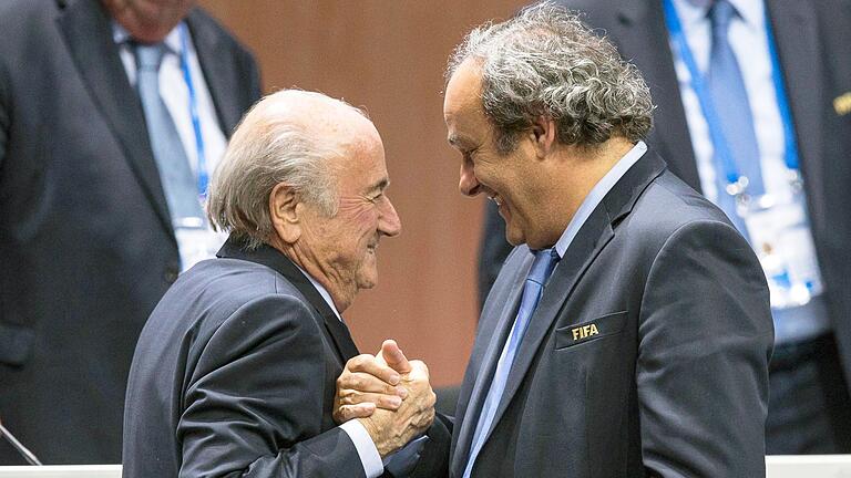 Joseph Blatter und Michel Platini       -  Joseph Blatter (l) und Michel Platini müssen sich erneut vor Gericht verantworten.