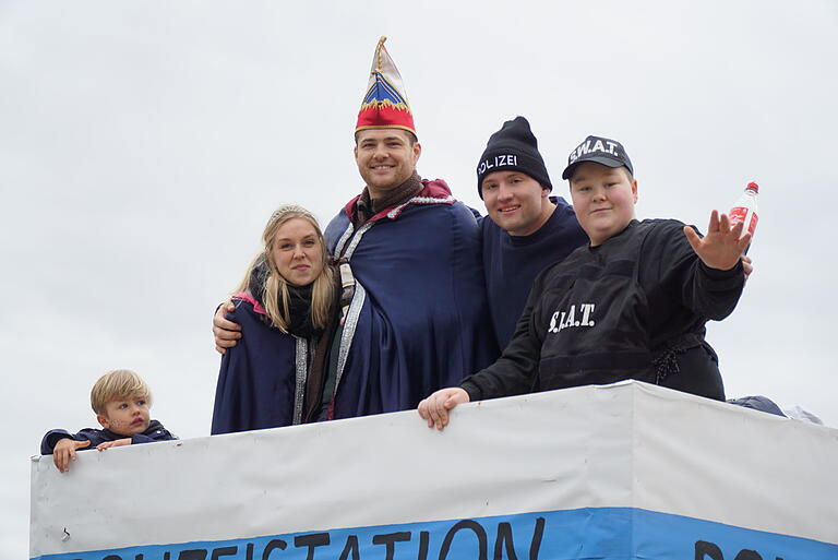 Das Wolfsmünsterer Prinzenpaar auf dem Faschingswagen Blaulicht des TSV Wolfsmünster.