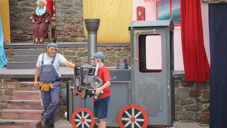 Viel Spektakel sowie prachtvolle Masken und Kostüme erwarten die Besucher des diesjährigen Familienstücks der Scherenburgfestspiele in Gemünden, 'Jim Knopf und die Wilde 13'.