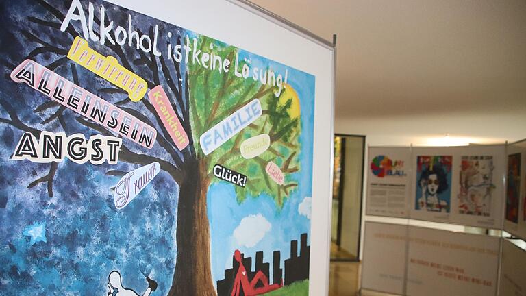 Gegen 'Komasaufen': Unter dem Motto 'bunt statt blau' wird derzeit eine Wanderausstellung mit 32 Plakaten im Landratsamt gezeigt. Gegen 'Komasaufen': Unter dem Motto 'bunt statt blau' wird derzeit eine Wanderausstellung mit 32 Plakaten im Landratsamt gezeigt.